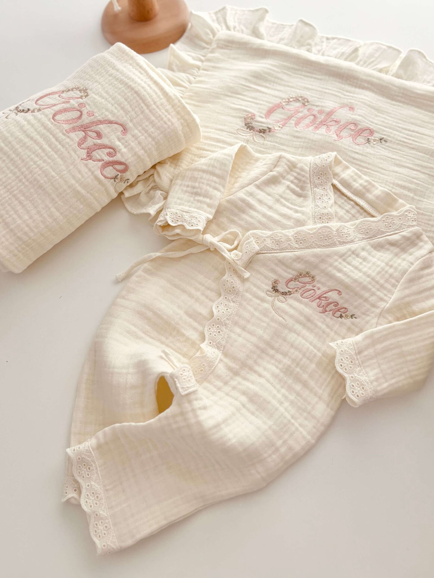 KREM FİSTO DETAYLI MÜSLİN HASTANE ÇIKIŞI