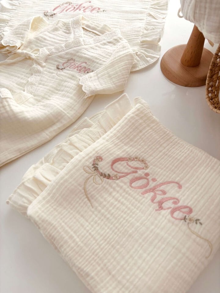 KREM FİSTO DETAYLI MÜSLİN HASTANE ÇIKIŞI